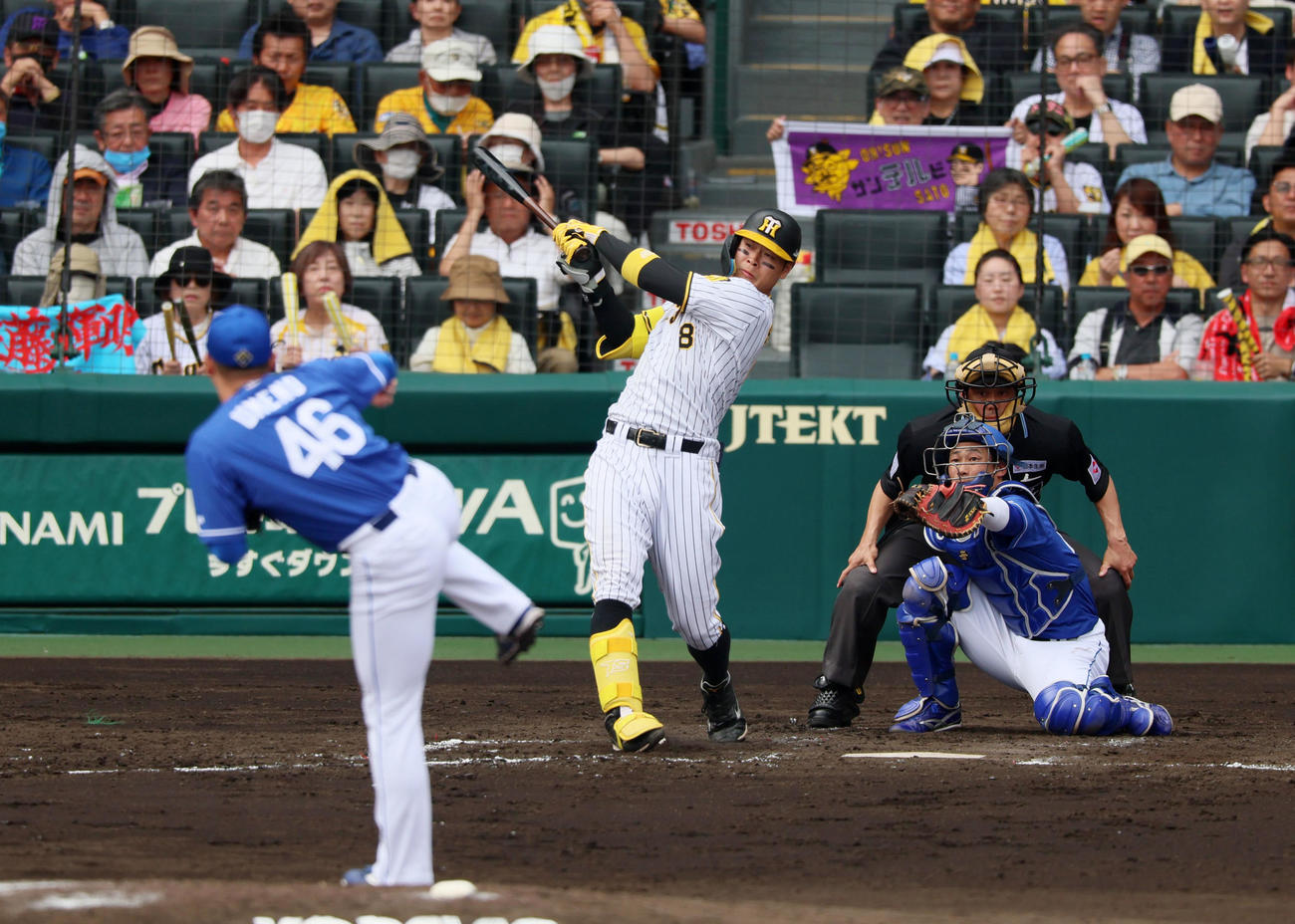 阪神対中日　2回裏阪神2死一、三塁、佐藤輝は右適時二塁打を放つ。投手は梅野（撮影・加藤哉）