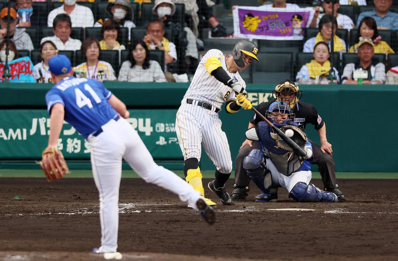 阪神対中日　7回裏阪神2死一、二塁、佐藤輝は左適時打を放つ。投手は勝野（撮影・加藤哉）