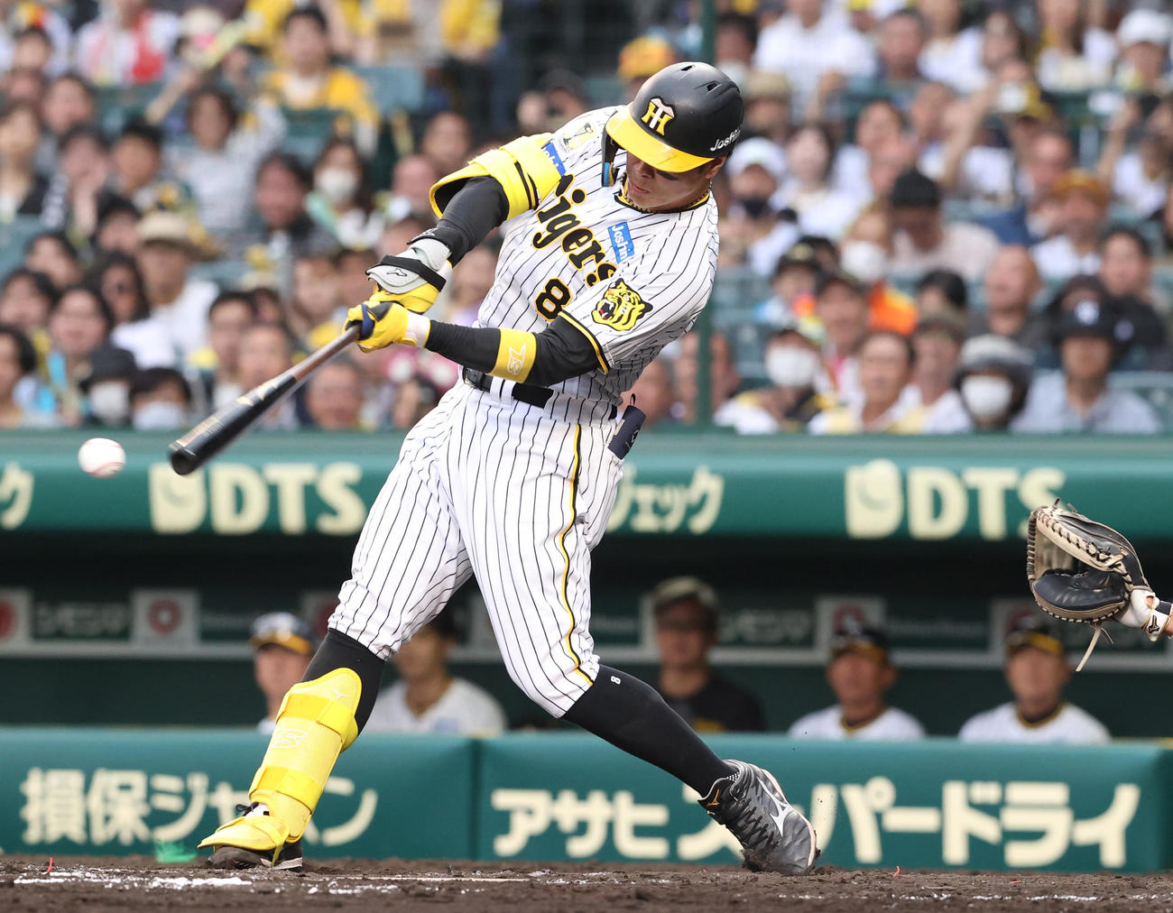 阪神対中日　7回裏阪神2死一、二塁、佐藤輝は左前適時打を放つ（撮影・上山淳一）
