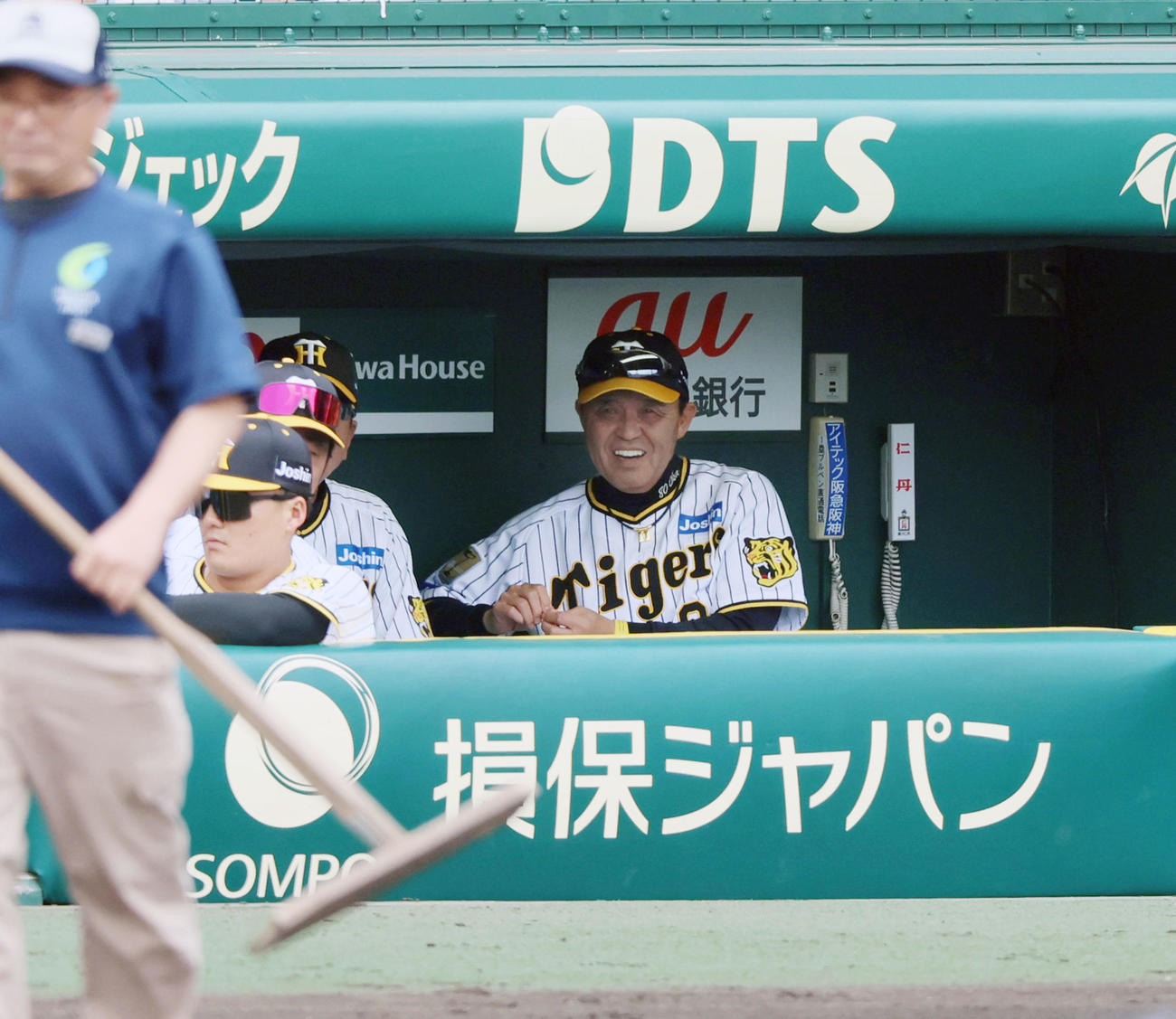 阪神対中日　3回裏を終えベンチで白い歯を見せる岡田監督（撮影・加藤哉）