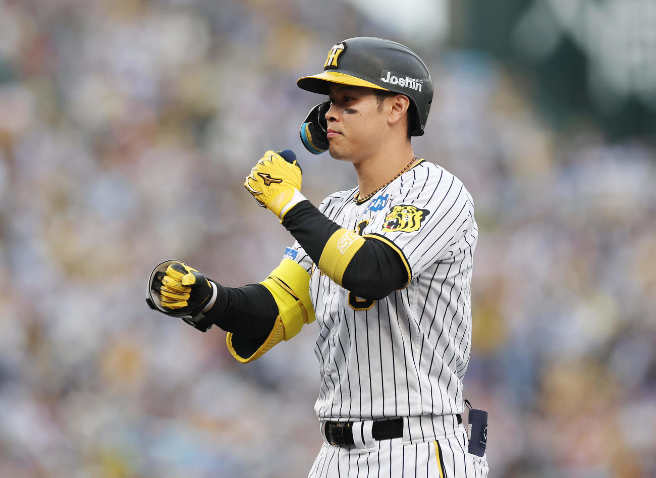 阪神対中日　7回裏阪神2死一、二塁、左前適時打を放った佐藤輝（撮影・前田充）