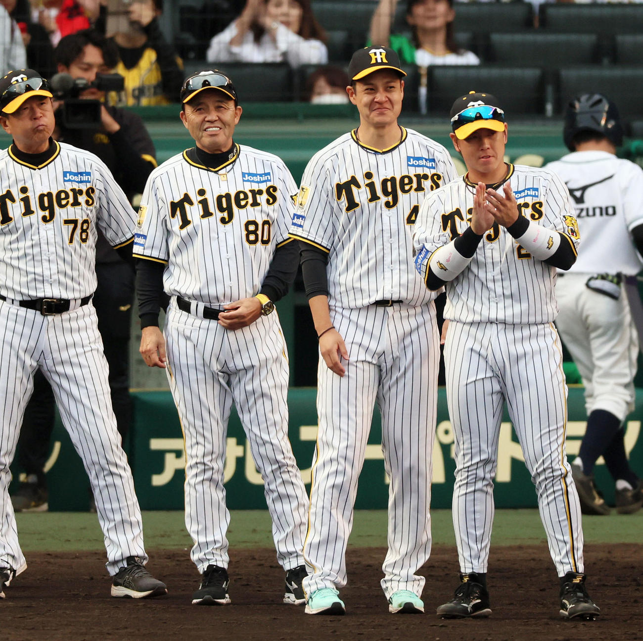 阪神対中日　中日に勝利し笑顔で大竹（右）と話す岡田監督（撮影・加藤哉）