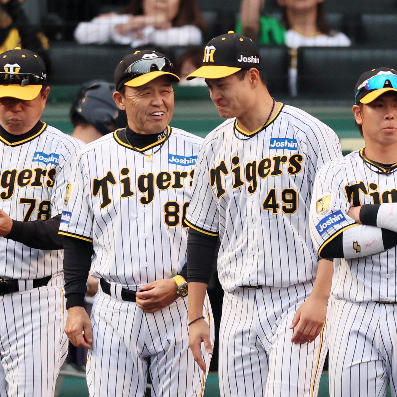 阪神対中日　中日に勝利し笑顔で大竹（右）と話す岡田監督（撮影・加藤哉）