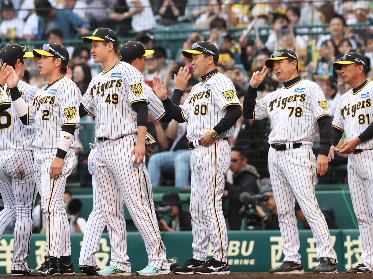 阪神対中日　阪神岡田監督（右から3人目）は中日に大勝し笑顔でナインを出迎える（撮影・上山淳一）