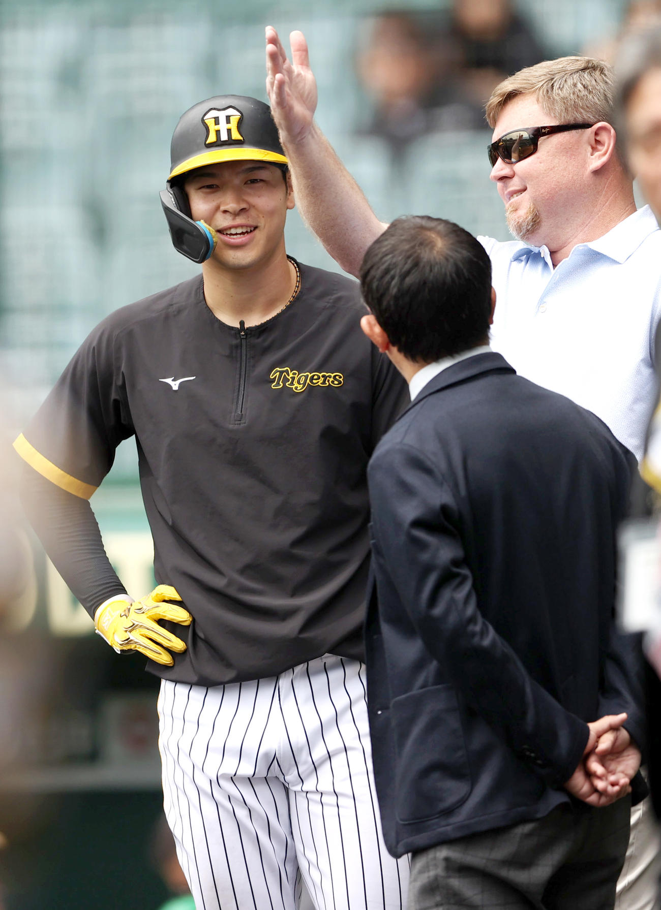 阪神対中日　試合前、阪神OBブラゼル氏（右）の話を聞く阪神佐藤輝（撮影・上山淳一）