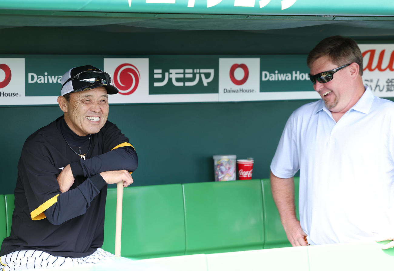 阪神対中日　談笑する阪神岡田監督（左）と元阪神のブラゼル氏（撮影・前田充）