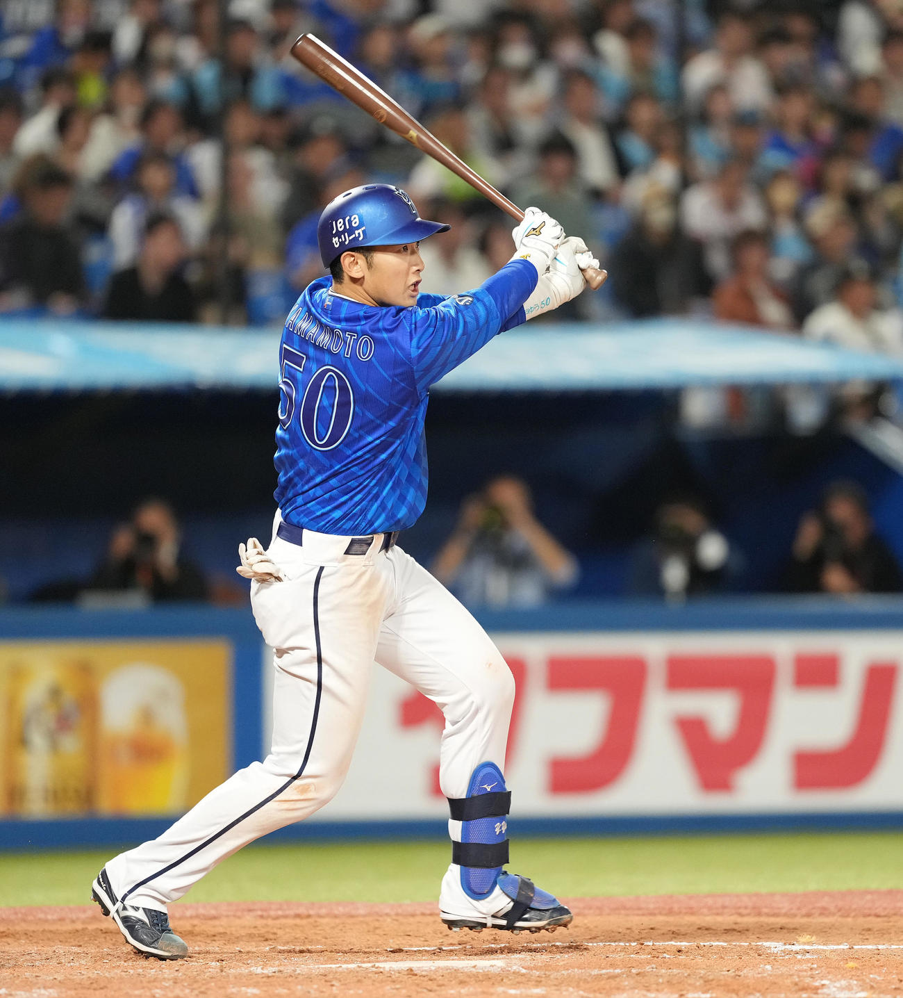 ヤクルト対DeNA 5回表DeNA2死一、二塁、右前適時打を放つ山本（撮影・鈴木みどり）