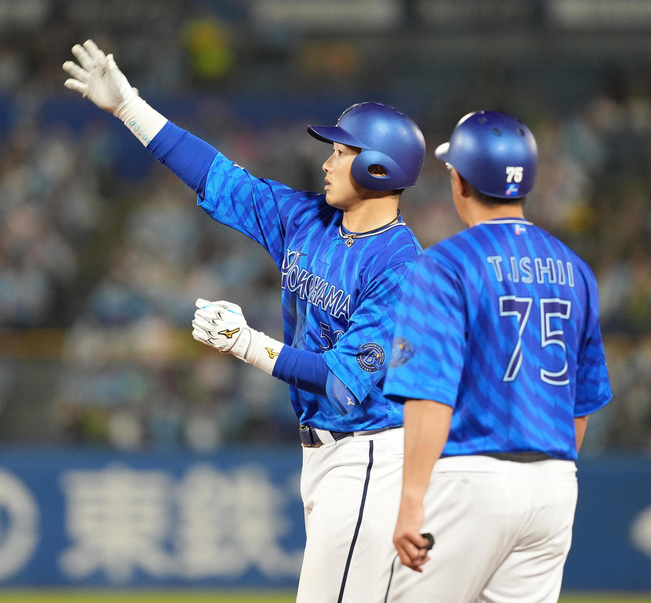 ヤクルト対DeNA 5回表DeNA2死一、二塁、右前適時打を放ちポーズを取る山本（撮影・鈴木みどり）