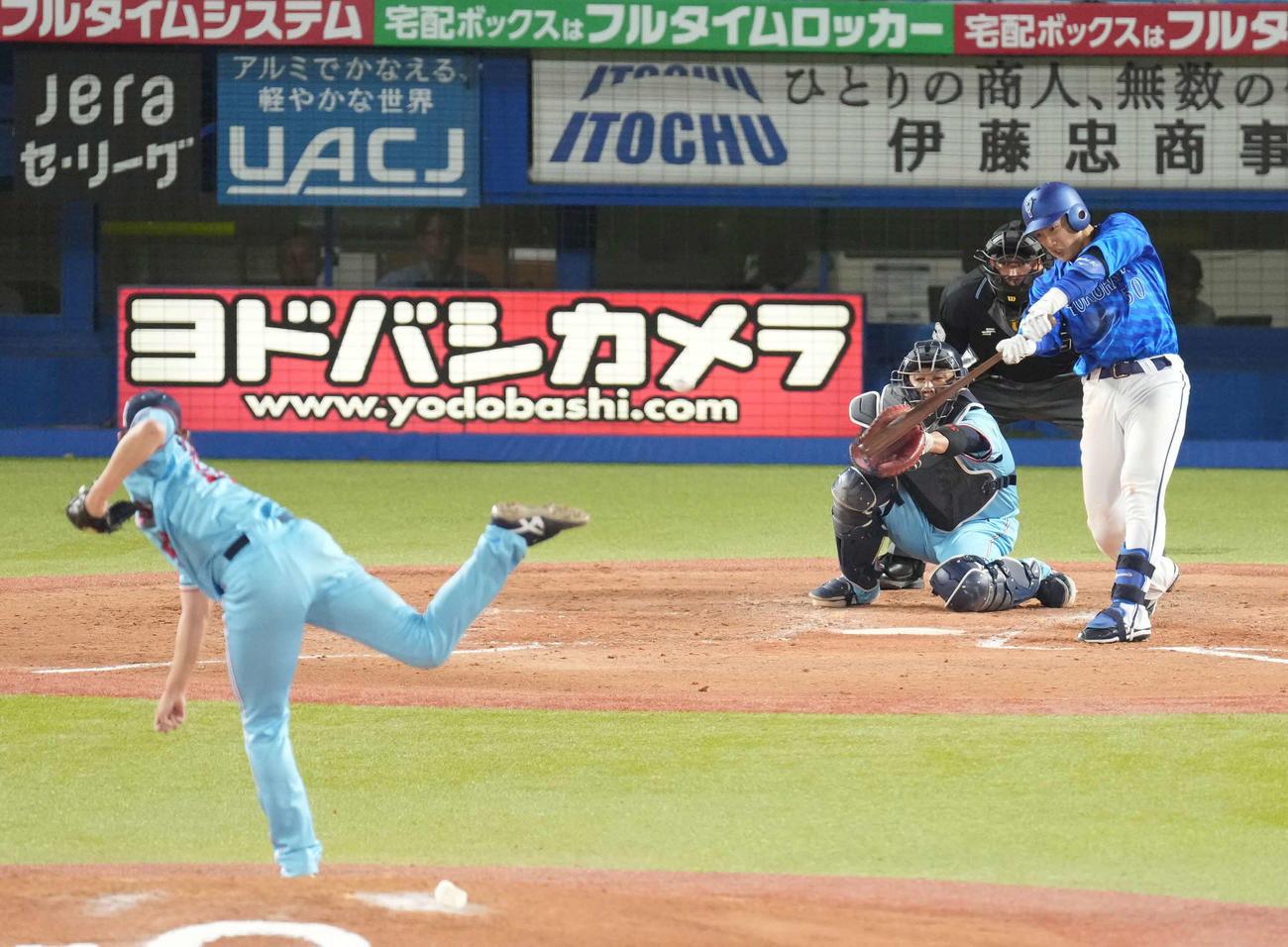 ヤクルト対DeNA 5回表DeNA2死一、二塁、山本は右適時打を放つ（撮影・小沢裕）