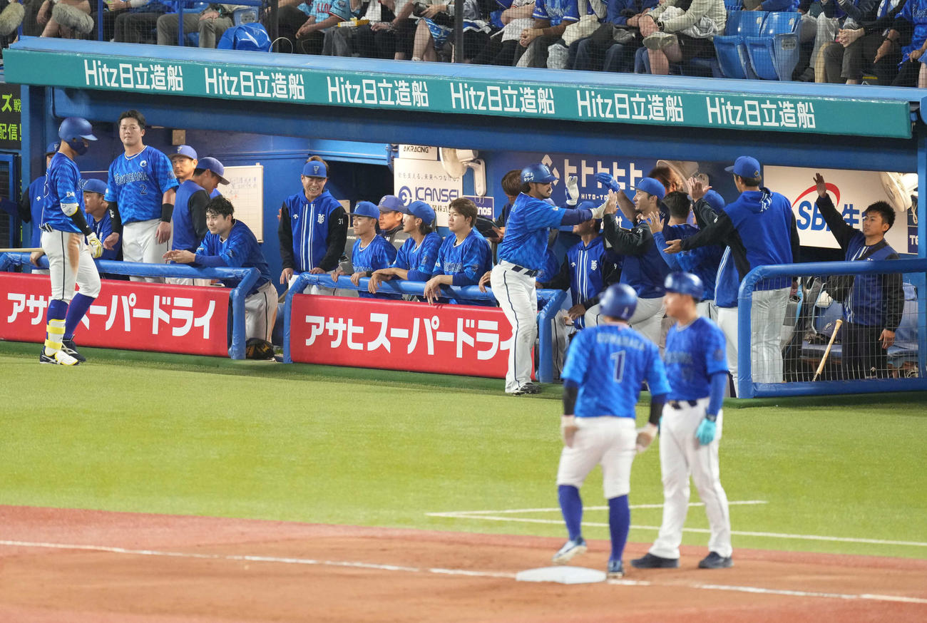 ヤクルト対DeNA 5回表DeNA2死一、二塁、山本の右適時打に沸くベンチのナイン（撮影・小沢裕）