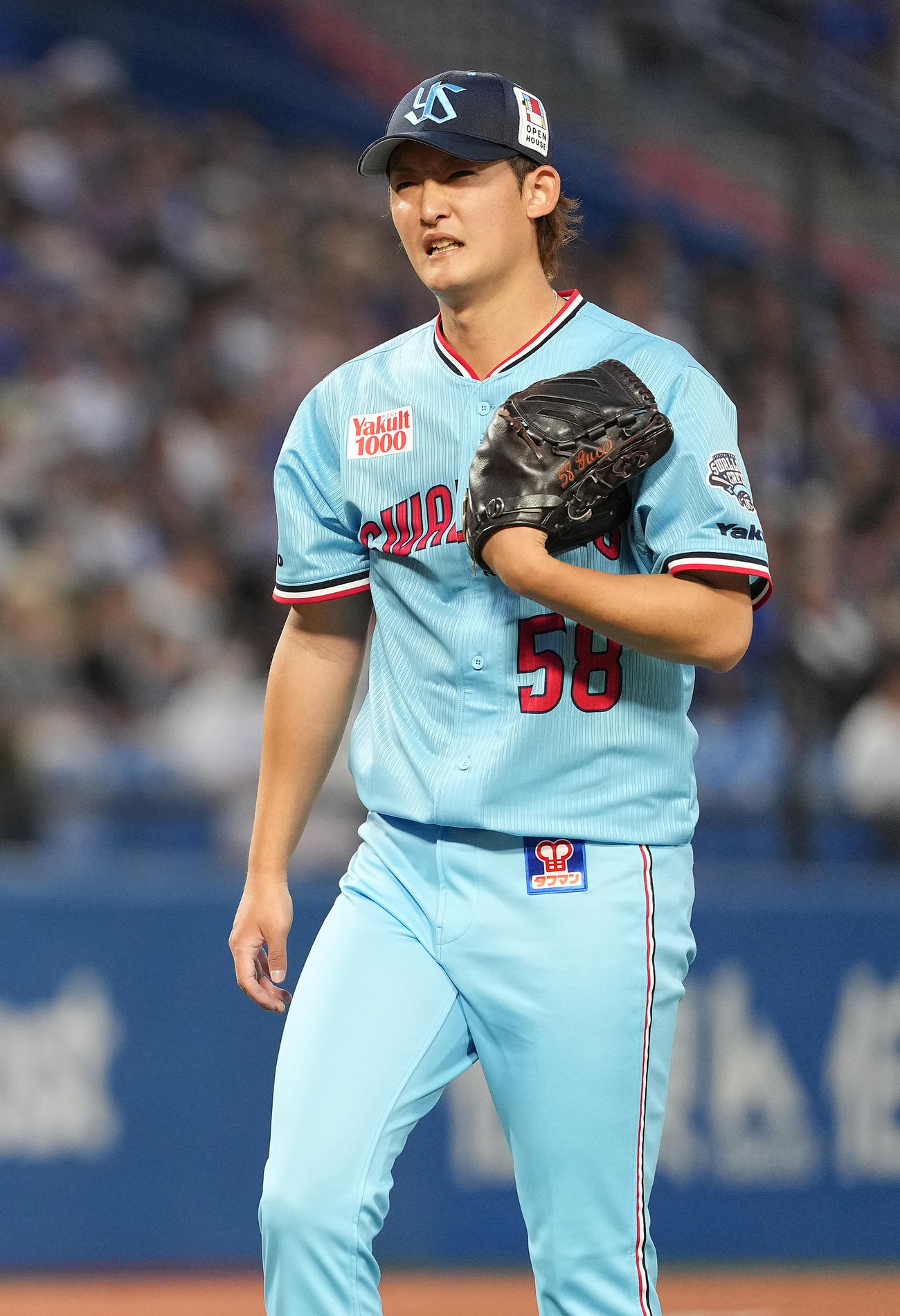ヤクルト対DeNA 1回表に先制を許し、顔をしかめながらベンチへ戻るヤクルト阪口（撮影・鈴木みどり）
