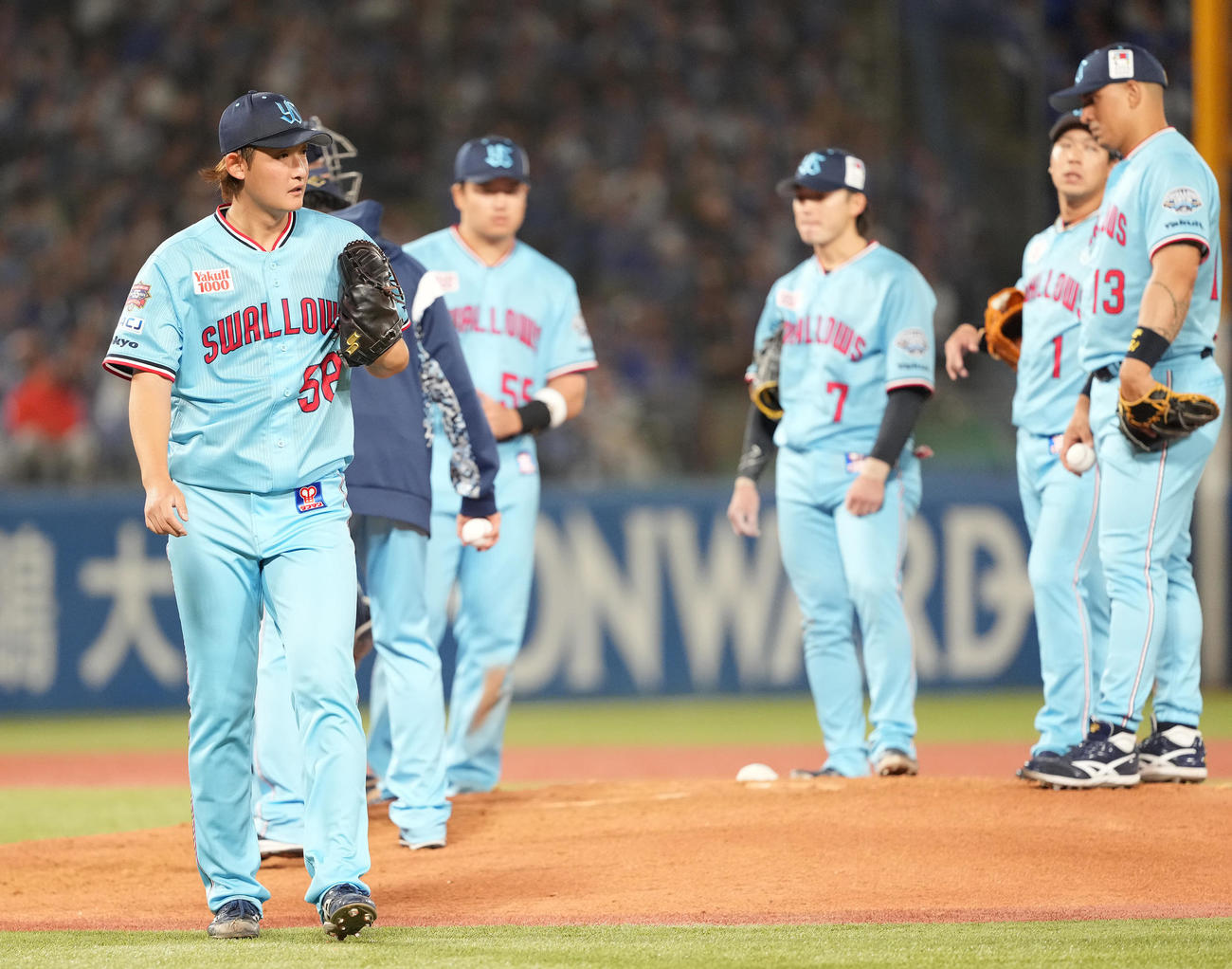 ヤクルト対DeNA 5回表途中で降板するヤクルト先発阪口（左）（撮影・鈴木みどり）