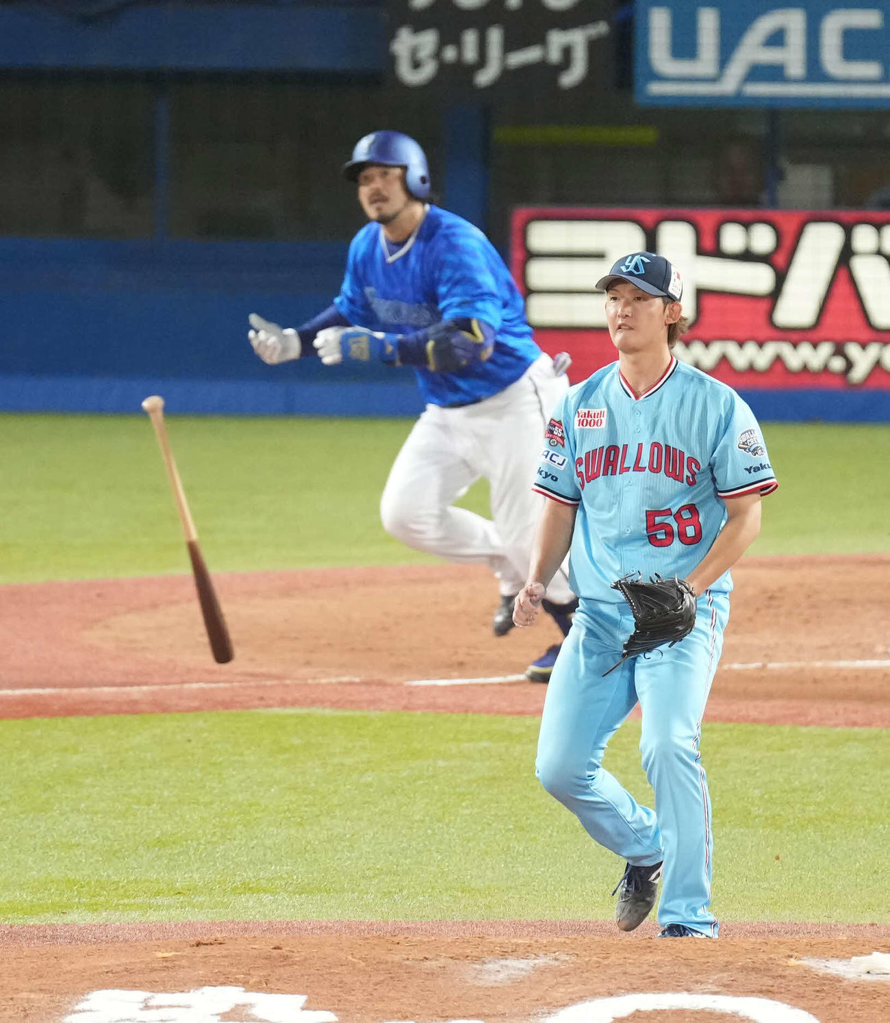 ヤクルト対DeNA 5回表DeNA2死一、二塁、ヤクルト先発の阪口は宮崎（左）に右適時打を許す（撮影・小沢裕）