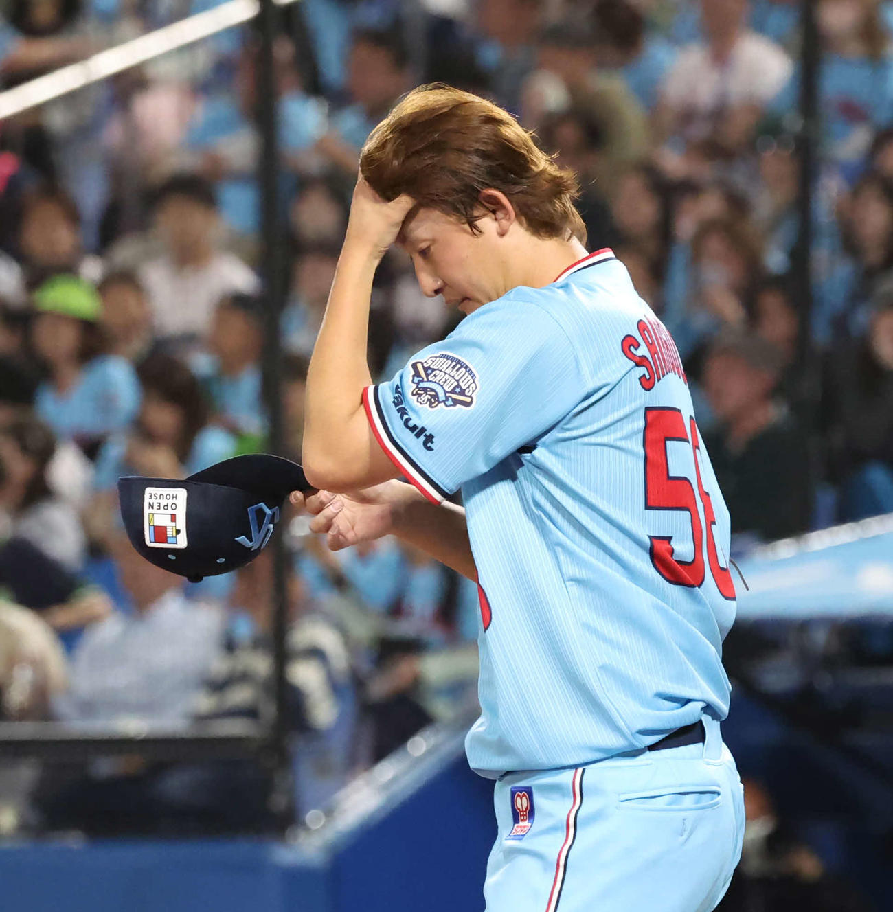 ヤクルト対DeNA 5回表DeNA2死一、二塁、山本に右前適時打を打たれて降板する先発阪口（撮影・丹羽敏通）