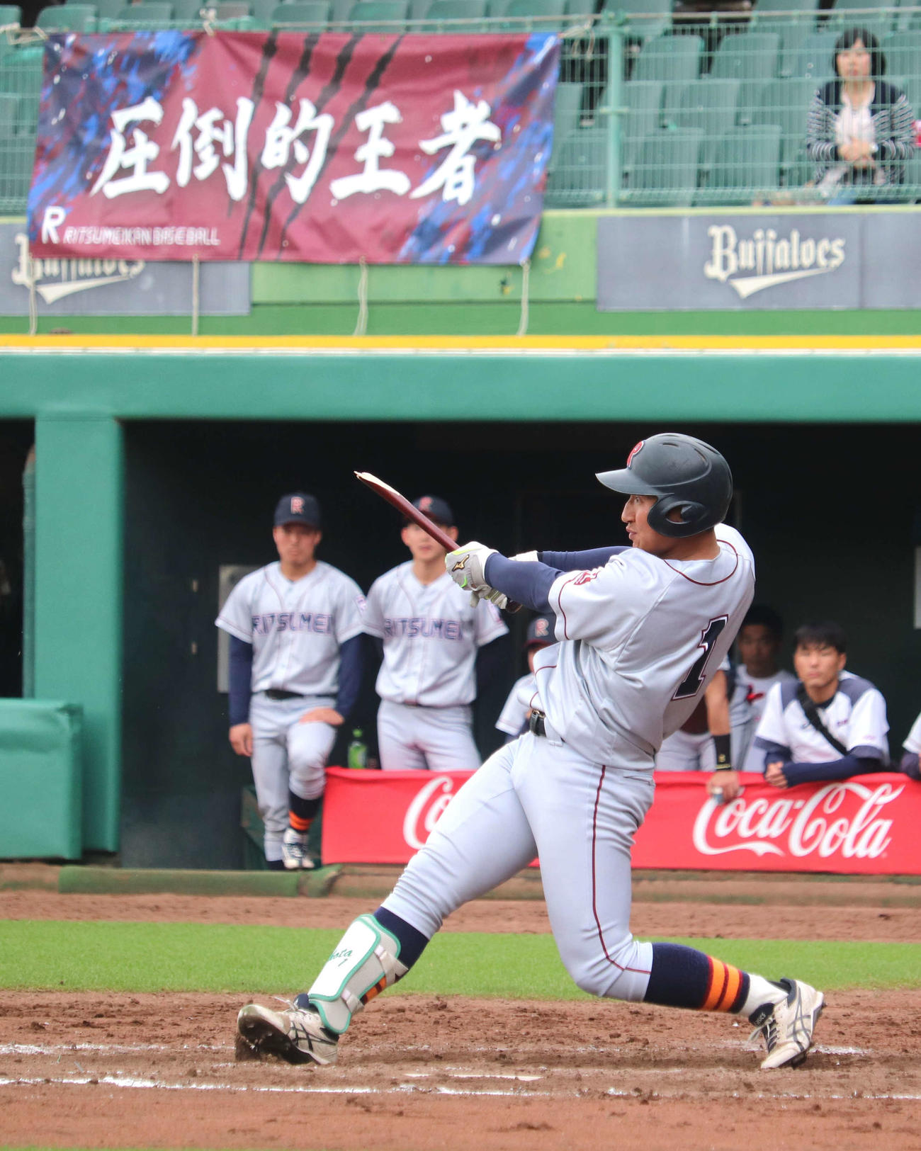 立命大の竹内翔汰外野手（4年＝創志学園）は第2打席で関大・金丸にバットを折られる