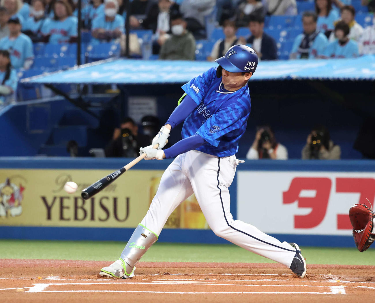 ヤクルト対DeNA 1回表DeNA1死二塁、佐野は右前適時打を放つ（撮影・丹羽敏通）