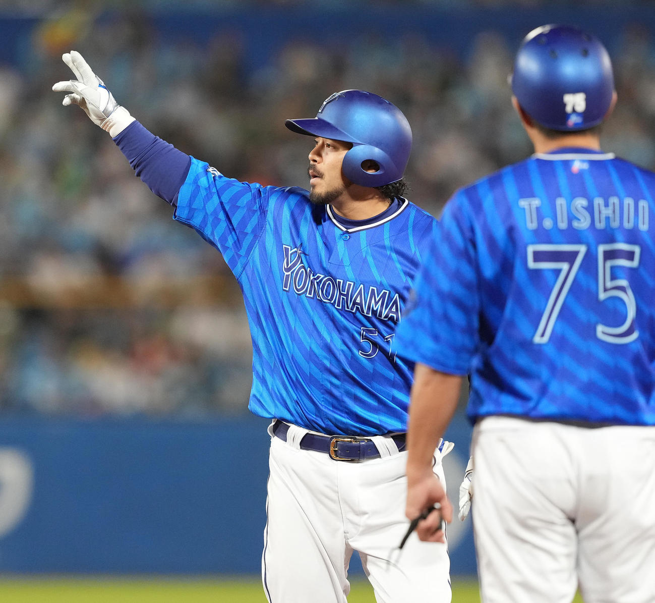 ヤクルト対DeNA 5回表DeNA2死一、二塁、右前適時打を放ちポーズを取る宮崎（撮影・鈴木みどり）