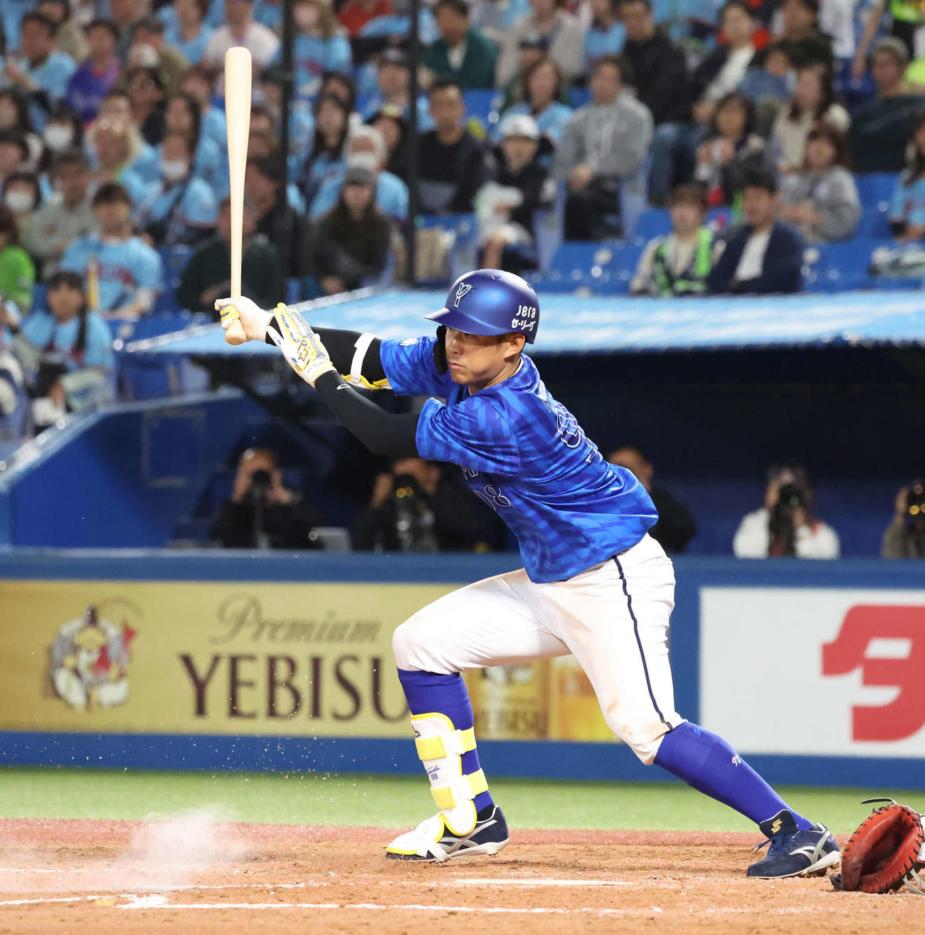 ヤクルト対DeNA 5回表DeNA2死一、三塁、京田は遊撃への適時内野安打を放つ（撮影・丹羽敏通）