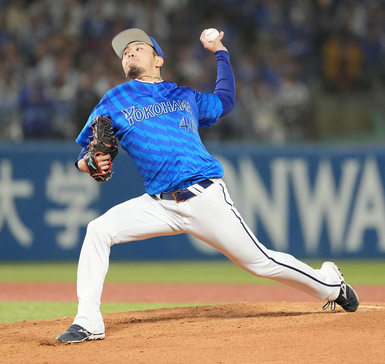 ヤクルト対DeNA 6回裏途中から3番手で登板したDeNA石川（撮影・鈴木みどり）