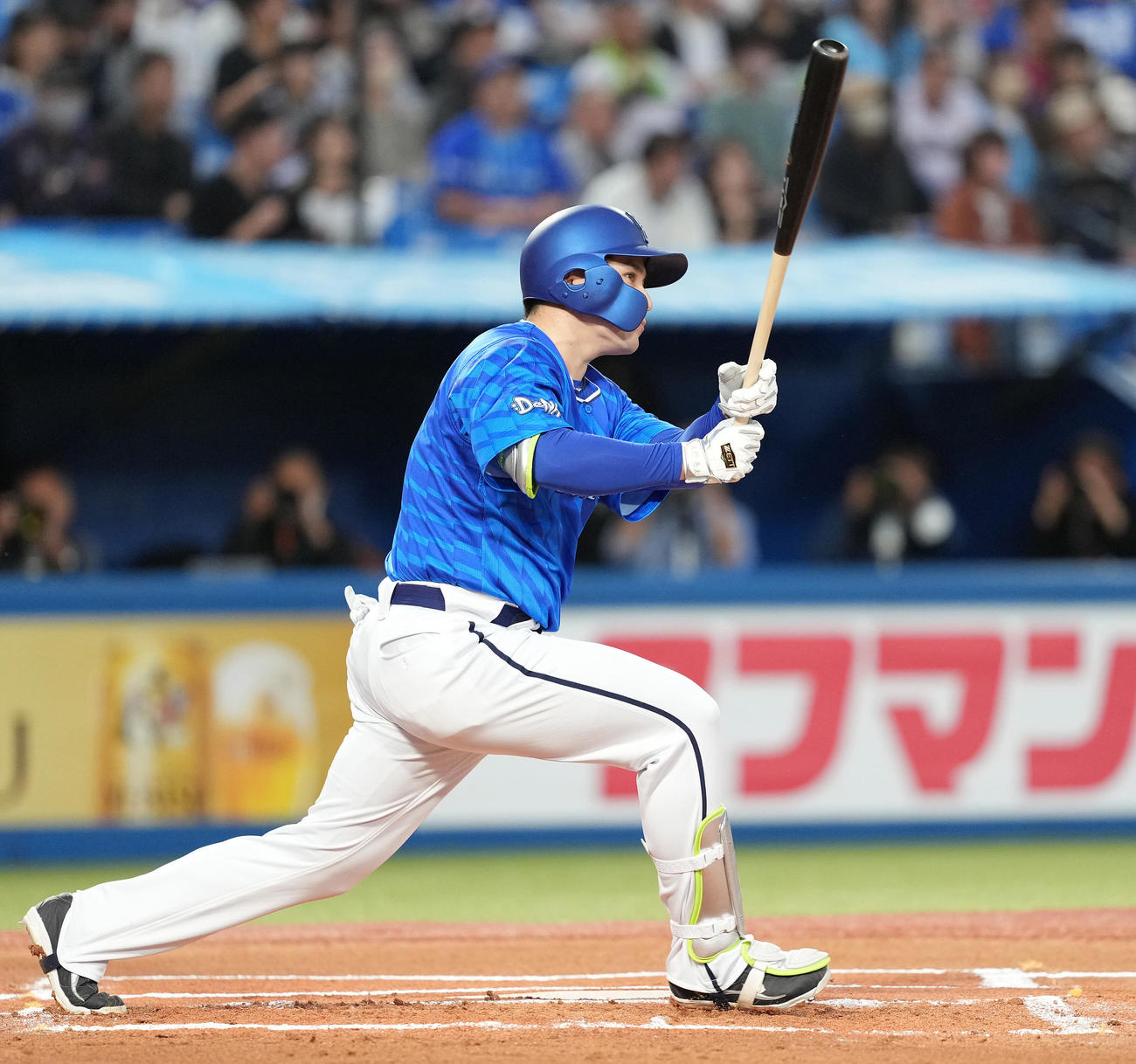 ヤクルト対DeNA 1回表DeNA1死二塁、右前適時打を放つ佐野（撮影・鈴木みどり）