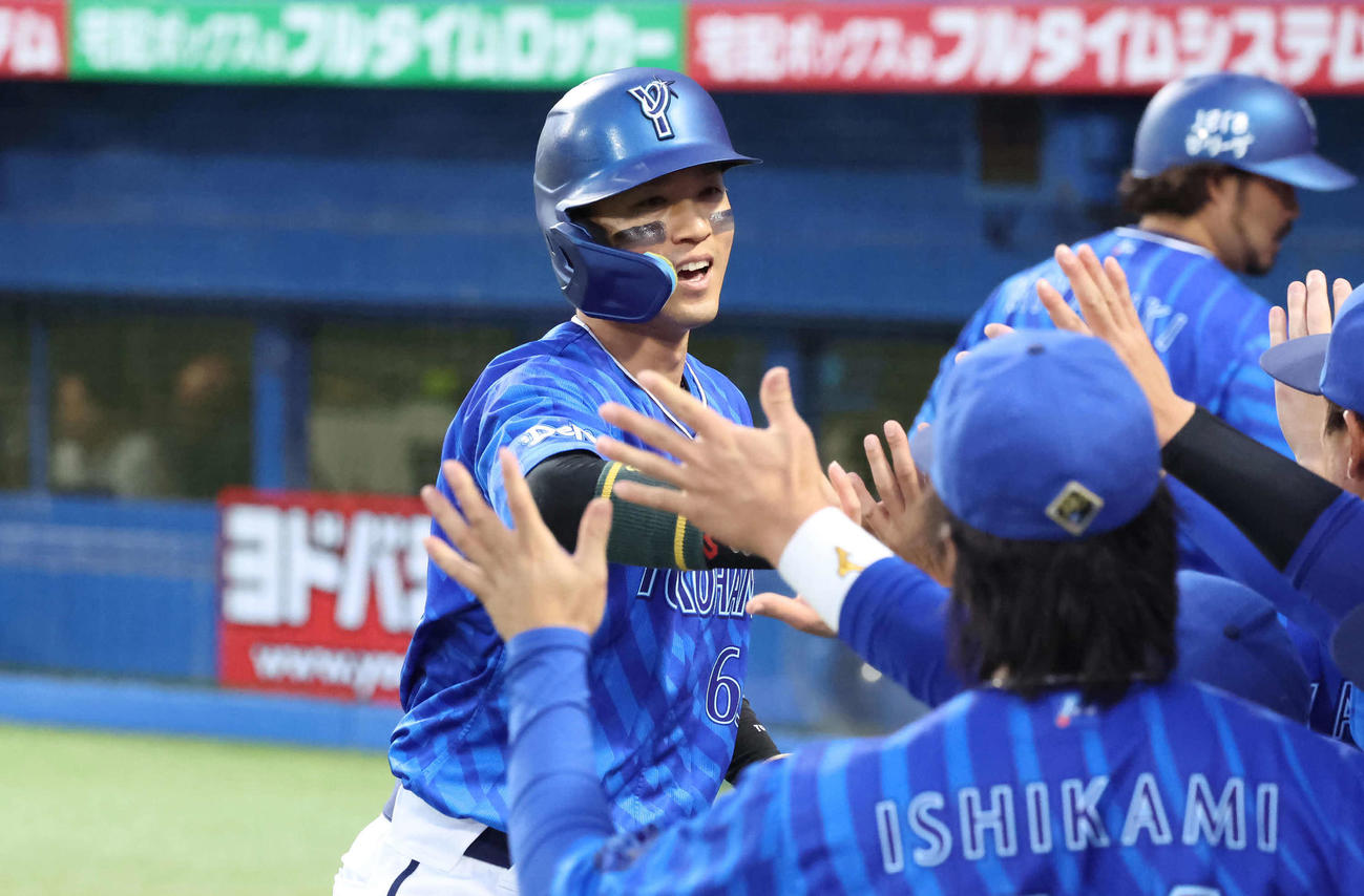 ヤクルト対DeNA 1回表DeNA1死二塁、佐野の右前適時で生還しナインとタッチを交わす関根（撮影・丹羽敏通）