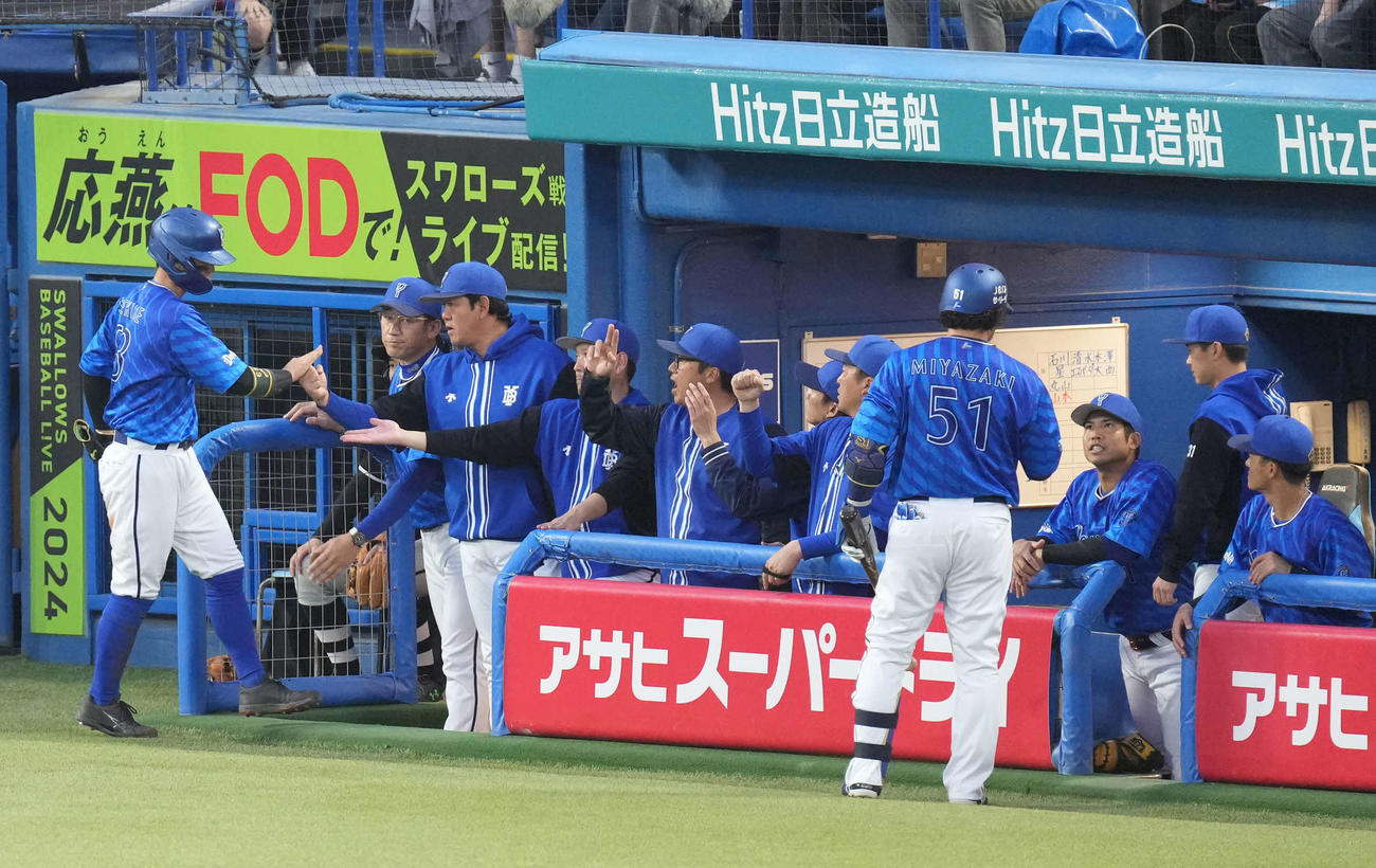 ヤクルト対DeNA 1回表DeNA1死二塁、佐野の先制右適時打に沸くベンチのナイン（撮影・小沢裕）