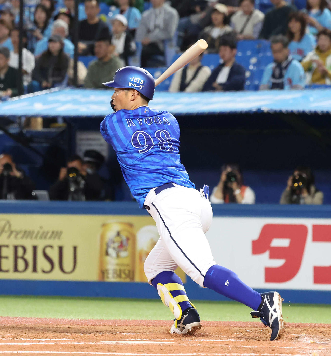 ヤクルト対DeNA 2回表DeNA1死一塁、京田は右中間に適時三塁打を放つ（撮影・丹羽敏通）