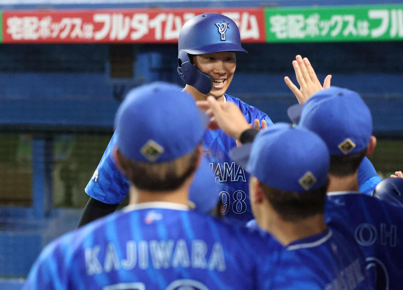 ヤクルト対DeNA 2回表DeNA1死三塁、ケイの二ゴロで生還しナインの祝福を受ける京田（撮影・丹羽敏通）
