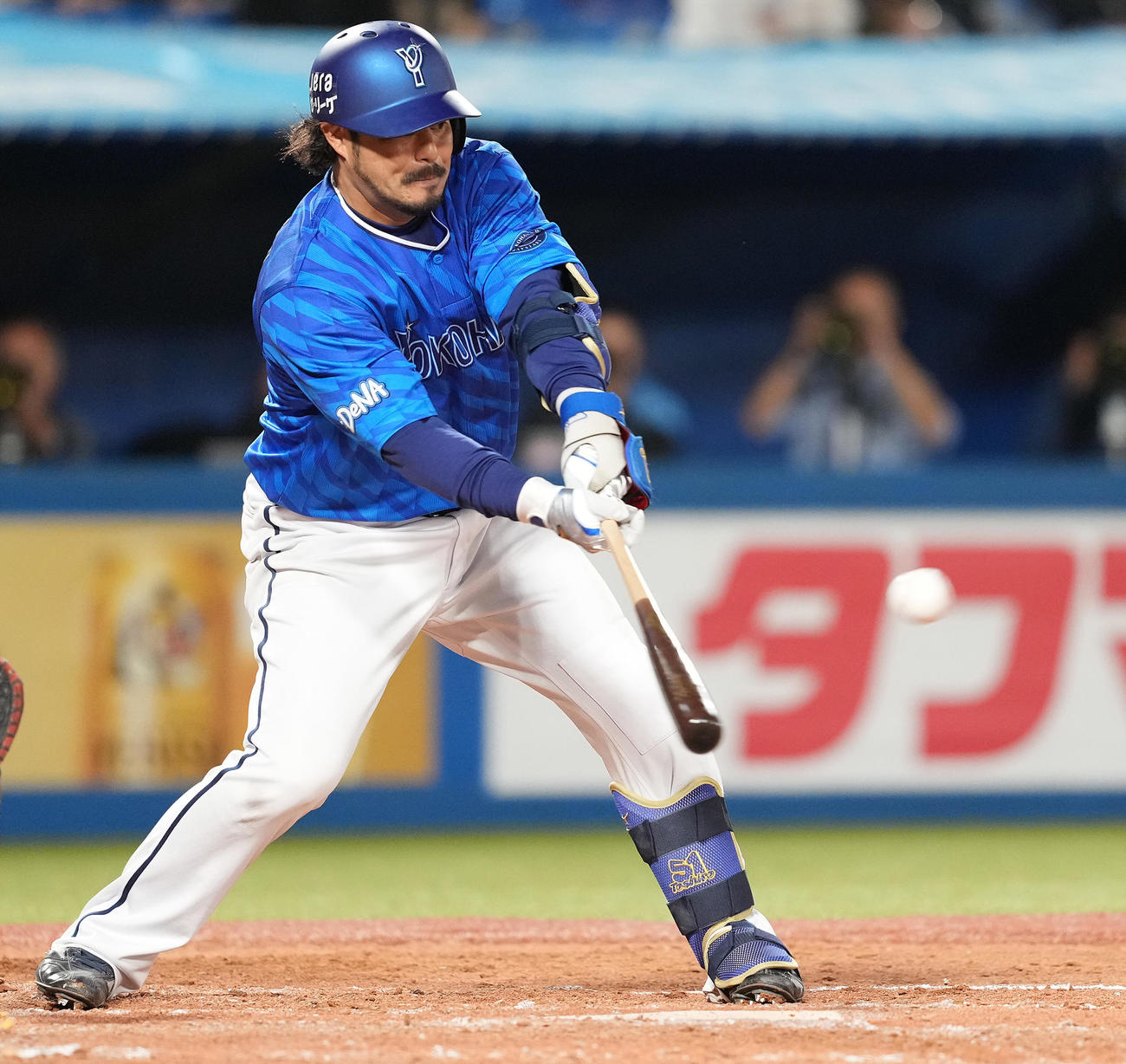 ヤクルト対DeNA 5回表DeNA2死一、二塁、右前適時打を放つ宮崎（撮影・鈴木みどり）