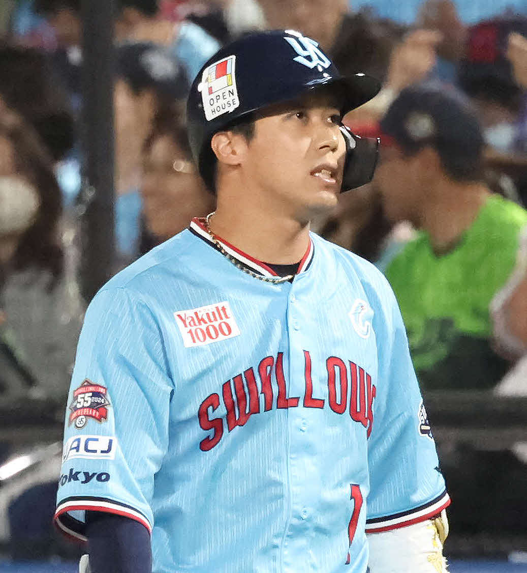 ヤクルト対DeNA 3回裏ヤクルト1死一塁、山田は三ゴロ併殺打に倒れて悔しがる（撮影・丹羽敏通）