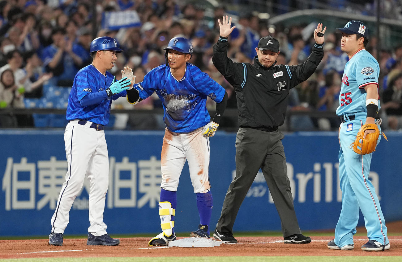 ヤクルト対DeNA 2回表DeNA1死一塁、中適時三塁打を放った京田（左から2人目）は塁上で笑顔（撮影・鈴木みどり）