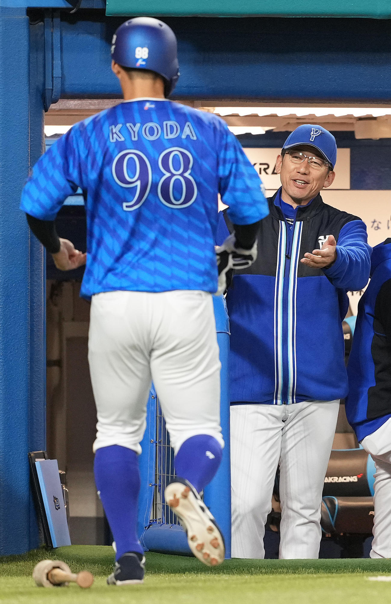 ヤクルト対DeNA 2回表DeNA1死三塁、ケイの二ゴロの間に生還した三塁走者京田を笑顔で迎える三浦監督（撮影・鈴木みどり）