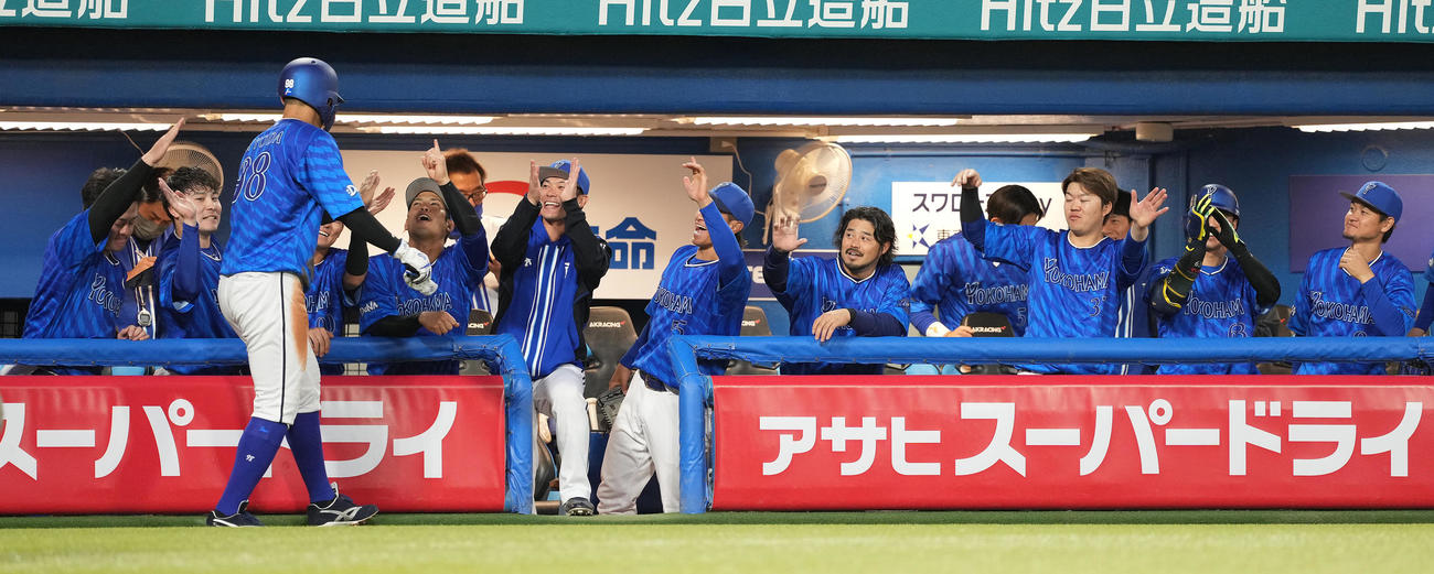ヤクルト対DeNA 2回表DeNA1死三塁、ケイの二ゴロの間に生還した三塁走者京田（左手前）を笑顔で迎えるベンチ（撮影・鈴木みどり）