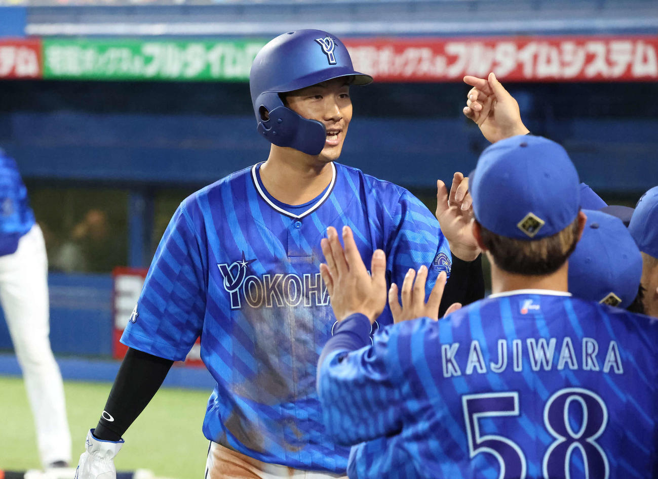 ヤクルト対DeNA 2回表DeNA1死三塁、ケイの二ゴロで生還しナインの祝福を受ける京田（撮影・丹羽敏通）