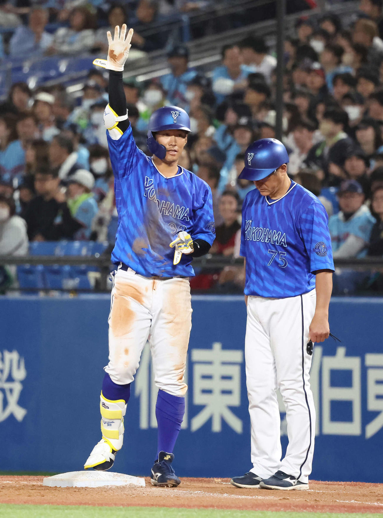 ヤクルト対DeNA 5回表DeNA2死一、三塁、京田は遊撃への適時内野安打を放ちベンチに向かってポーズ（撮影・丹羽敏通）