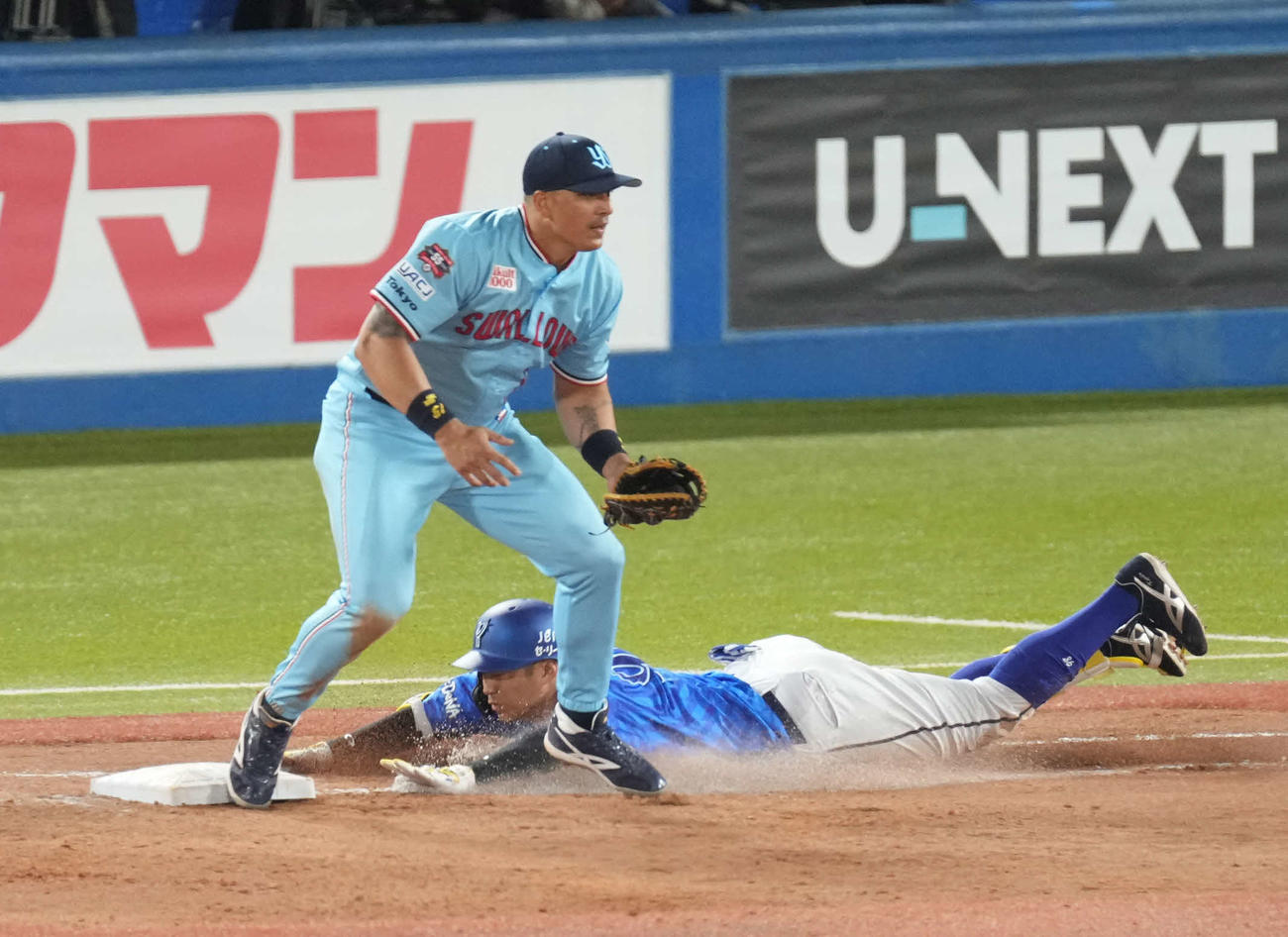 ヤクルト対DeNA 5回表DeNA2死一、三塁、京田は遊撃適時内野安打を放つ（撮影・小沢裕）