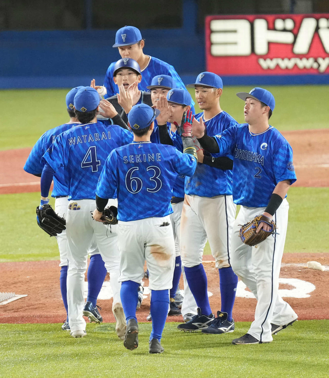 ヤクルト対DeNA　勝利に沸くDeNAナイン。右から2人目は京田（撮影・小沢裕）