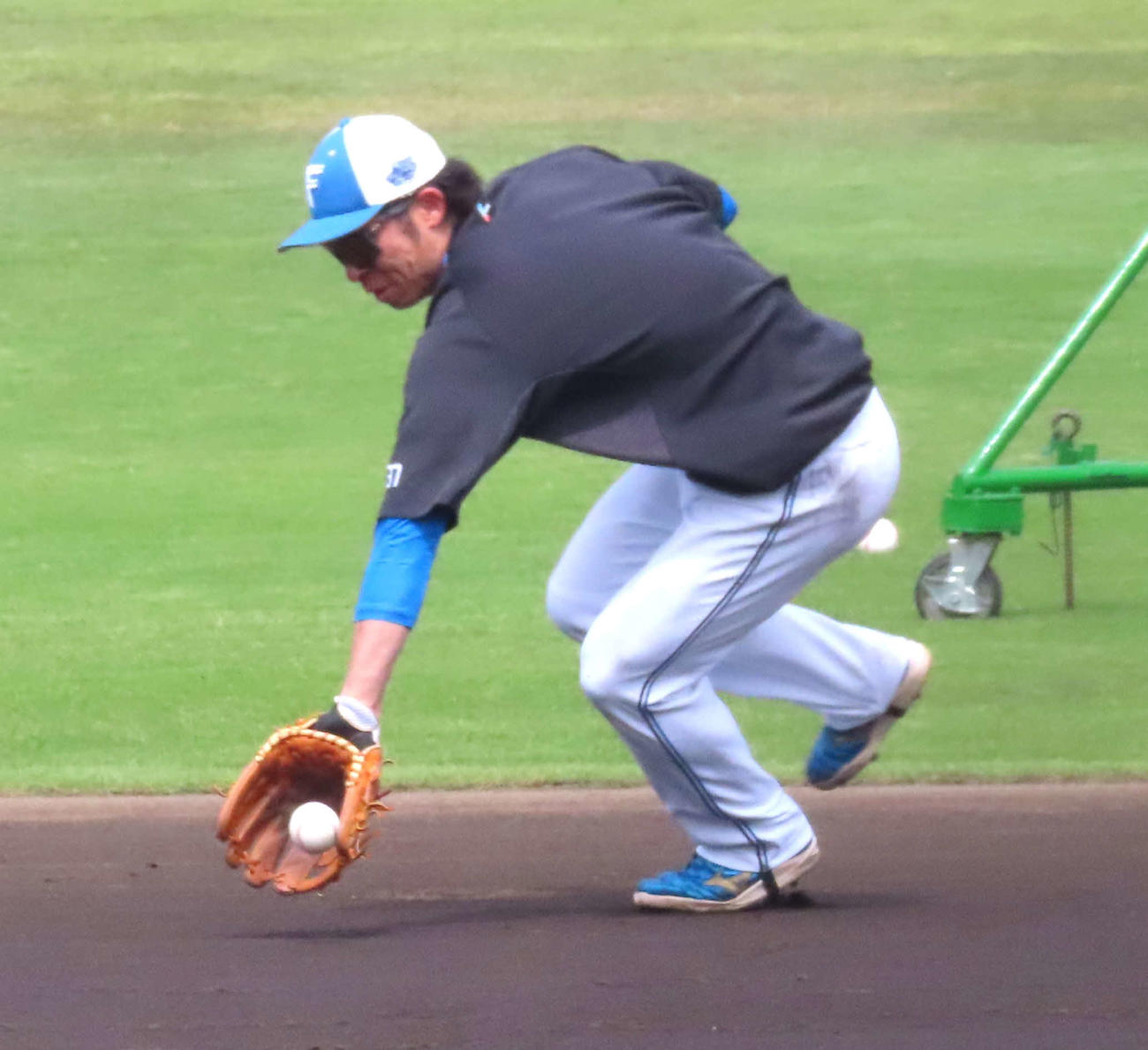 日本ハム対オイシックス　試合前に二塁でノックを受ける日本ハム江越（撮影・黒須亮）
