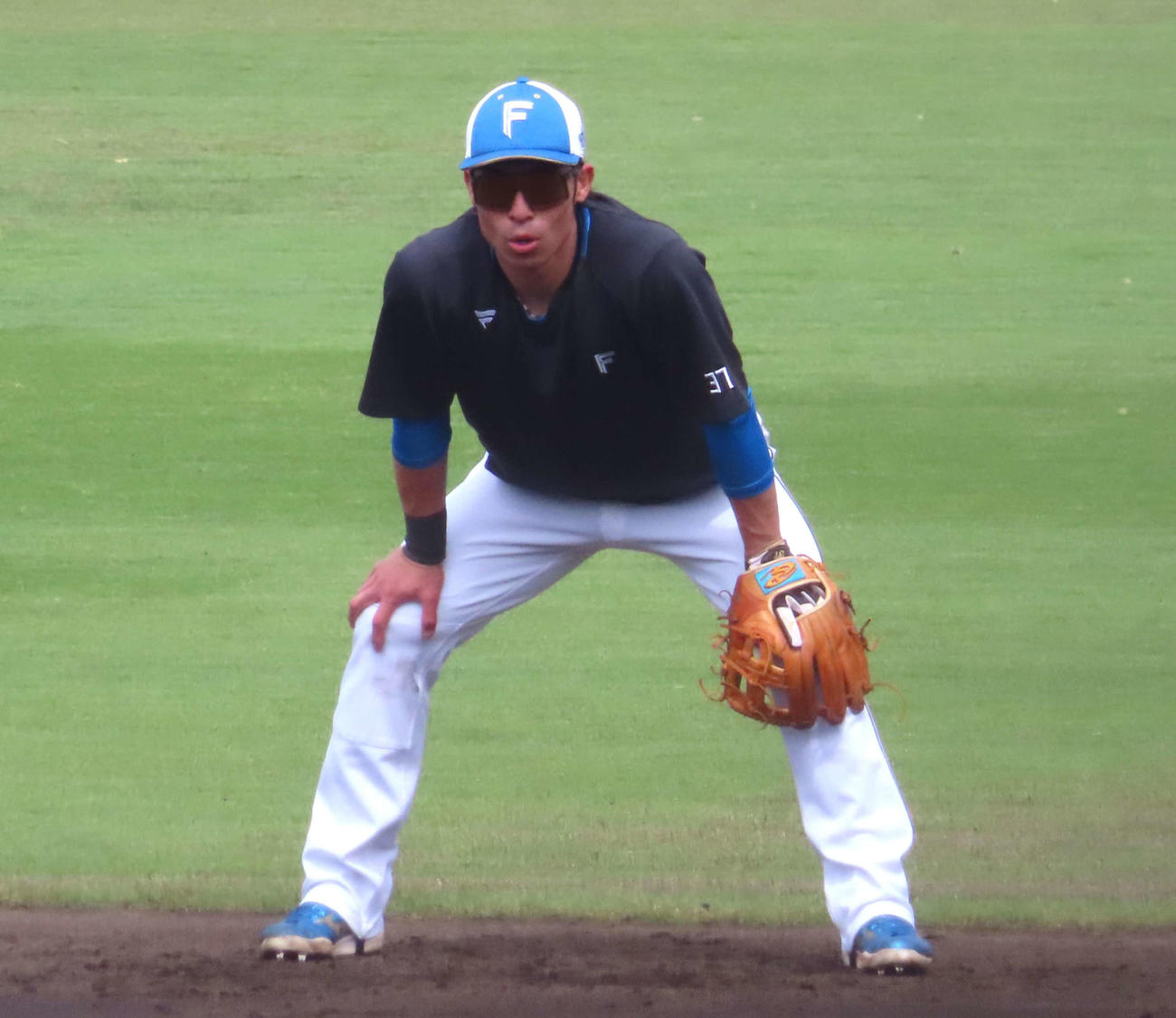 日本ハム対オイシックス　試合前に二塁でノックを受ける日本ハム江越（撮影・黒須亮）