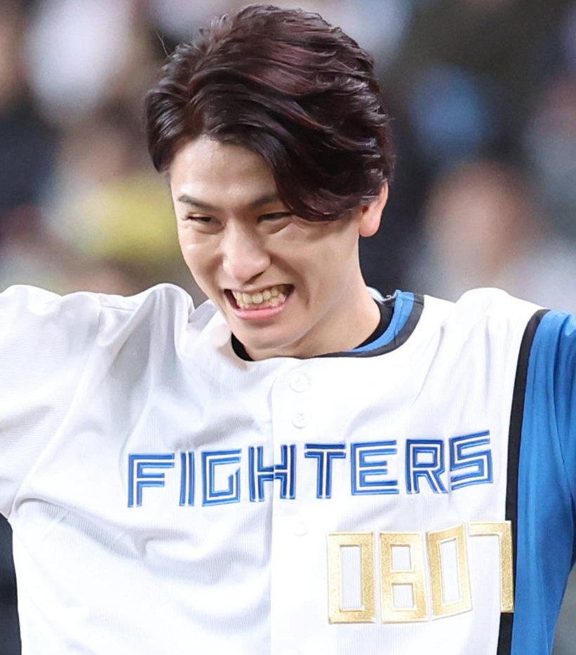 日本ハム対ロッテ　試合前、ファーストピッチを務める声優の阿座上洋平（撮影・佐藤翔太）