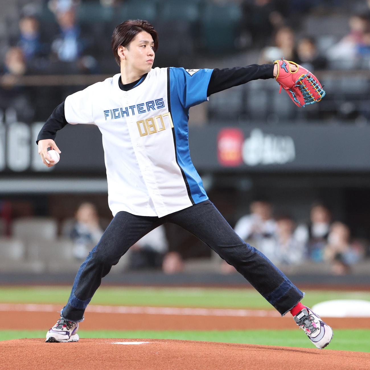 日本ハム対ロッテ　試合前、ファーストピッチを務める声優の阿座上洋平（撮影・佐藤翔太）