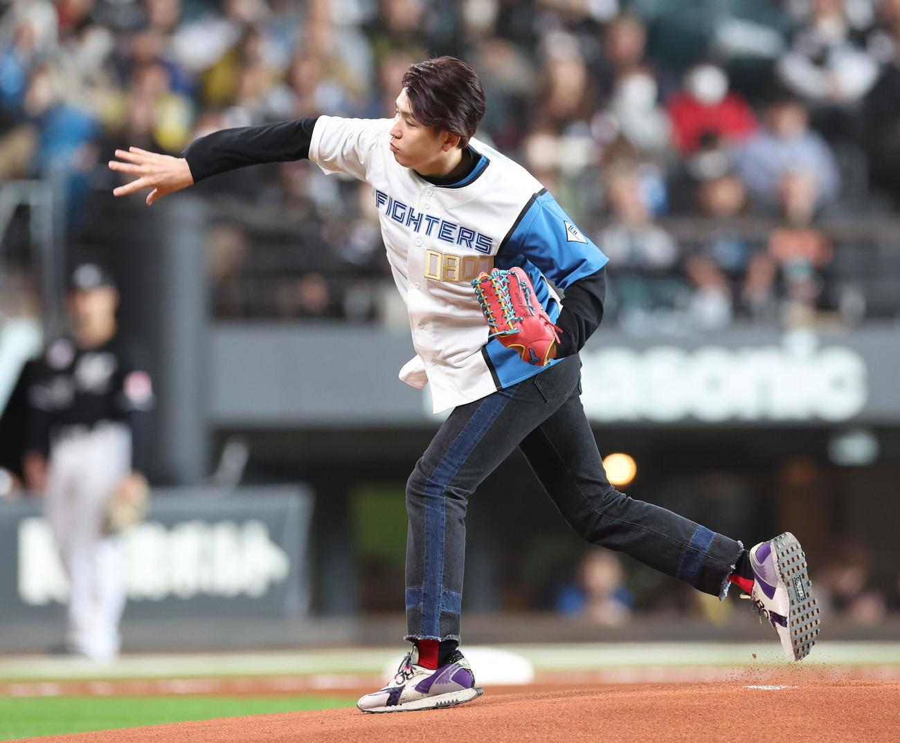 日本ハム対ロッテ　ファーストピッチセレモニーで投球する声優の阿座上洋平（撮影・黒川智章）