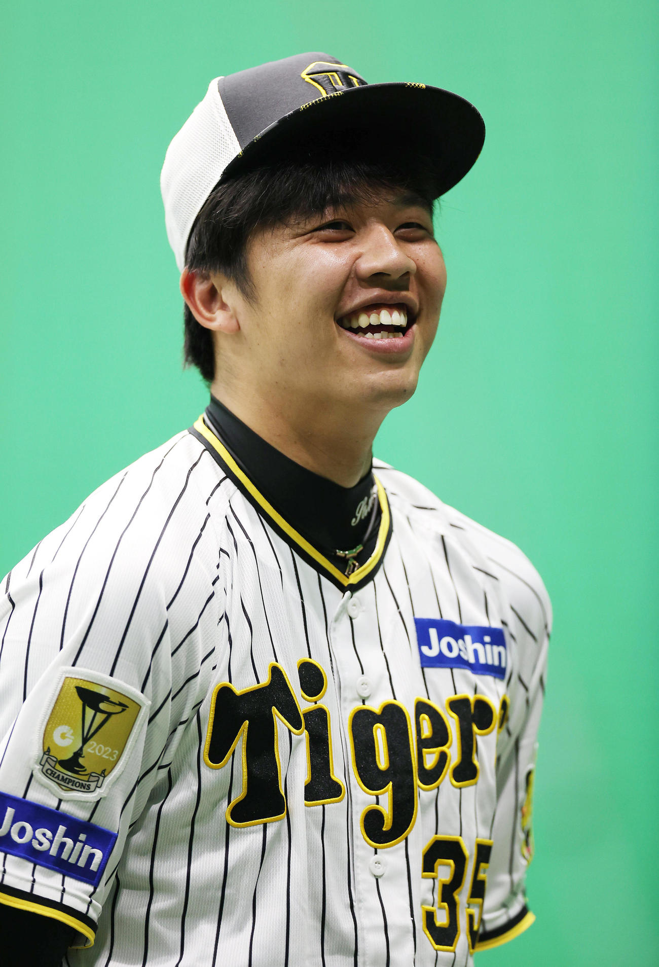 阪神対中日　試合前練習で笑顔を見せる阪神才木（撮影・前田充）