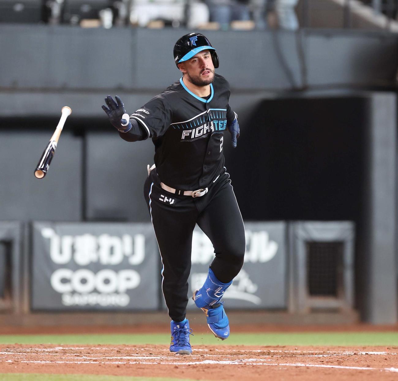 日本ハム対ロッテ　4回裏日本ハム1死、左越え本塁打を放つマルティネス（撮影・黒川智章）