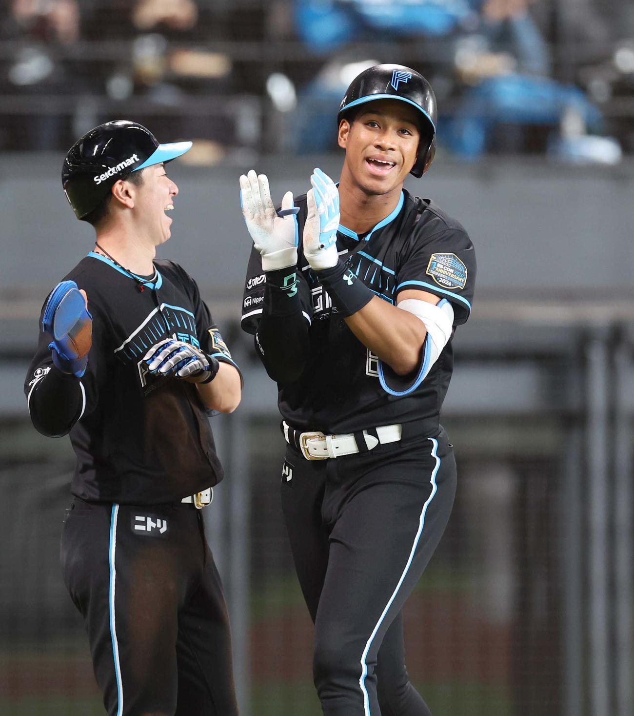 日本ハム対ロッテ　4回裏日本ハム1死一塁、左越え2点本塁打を放ち笑顔で生還する万波（撮影・黒川智章）
