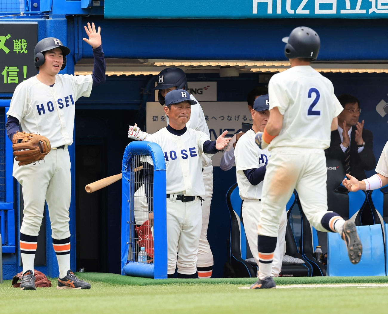 法大対立大　7回表法大2死二塁、松下の左適時打で生還した鈴木照（右）を拍手で迎える大島監督（中央）（撮影・浅見桂子）