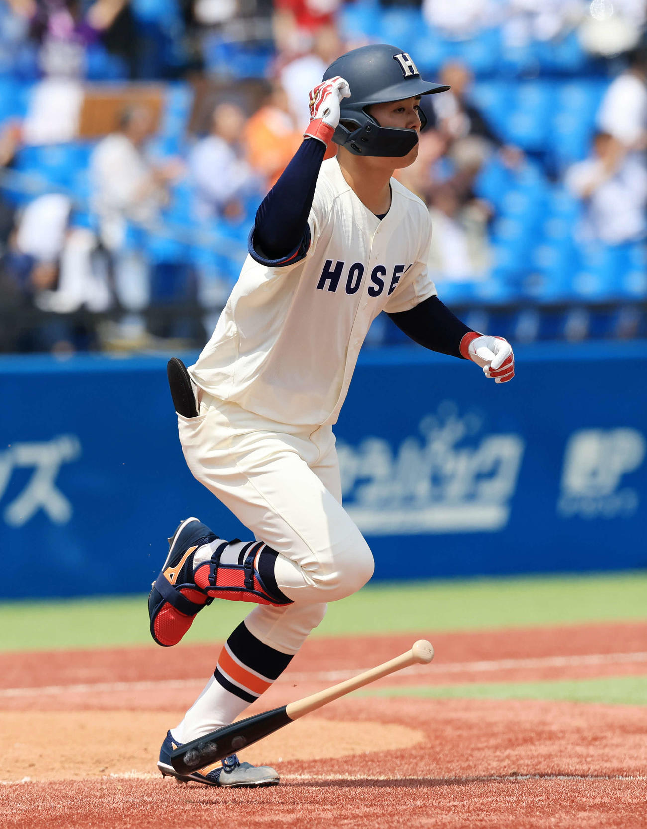 法大対立大　5回表法大無死三塁、吉鶴は左適時打を放ちガッツポーズ（撮影・浅見桂子）