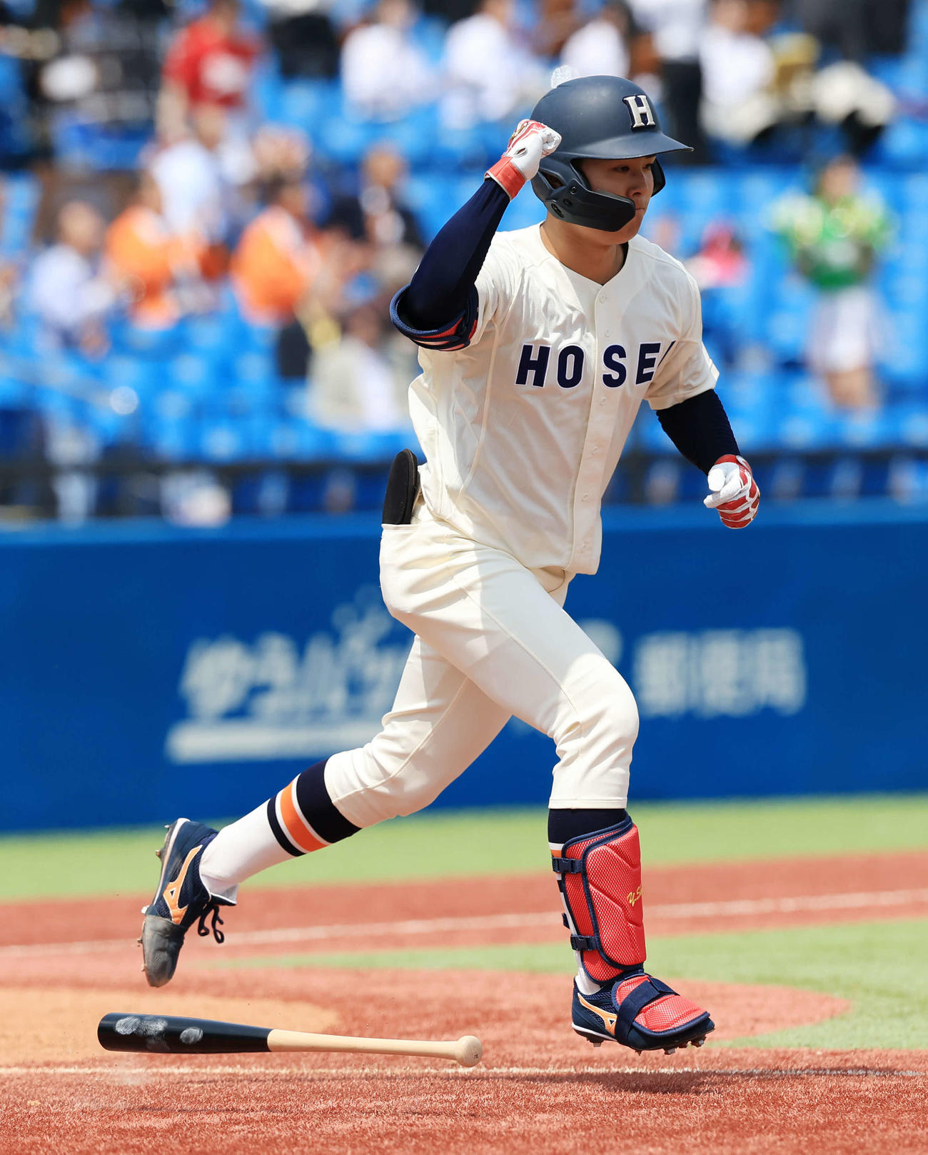 法大対立大　5回表法大無死三塁、吉鶴は左適時打を放ちガッツポーズ（撮影・浅見桂子）