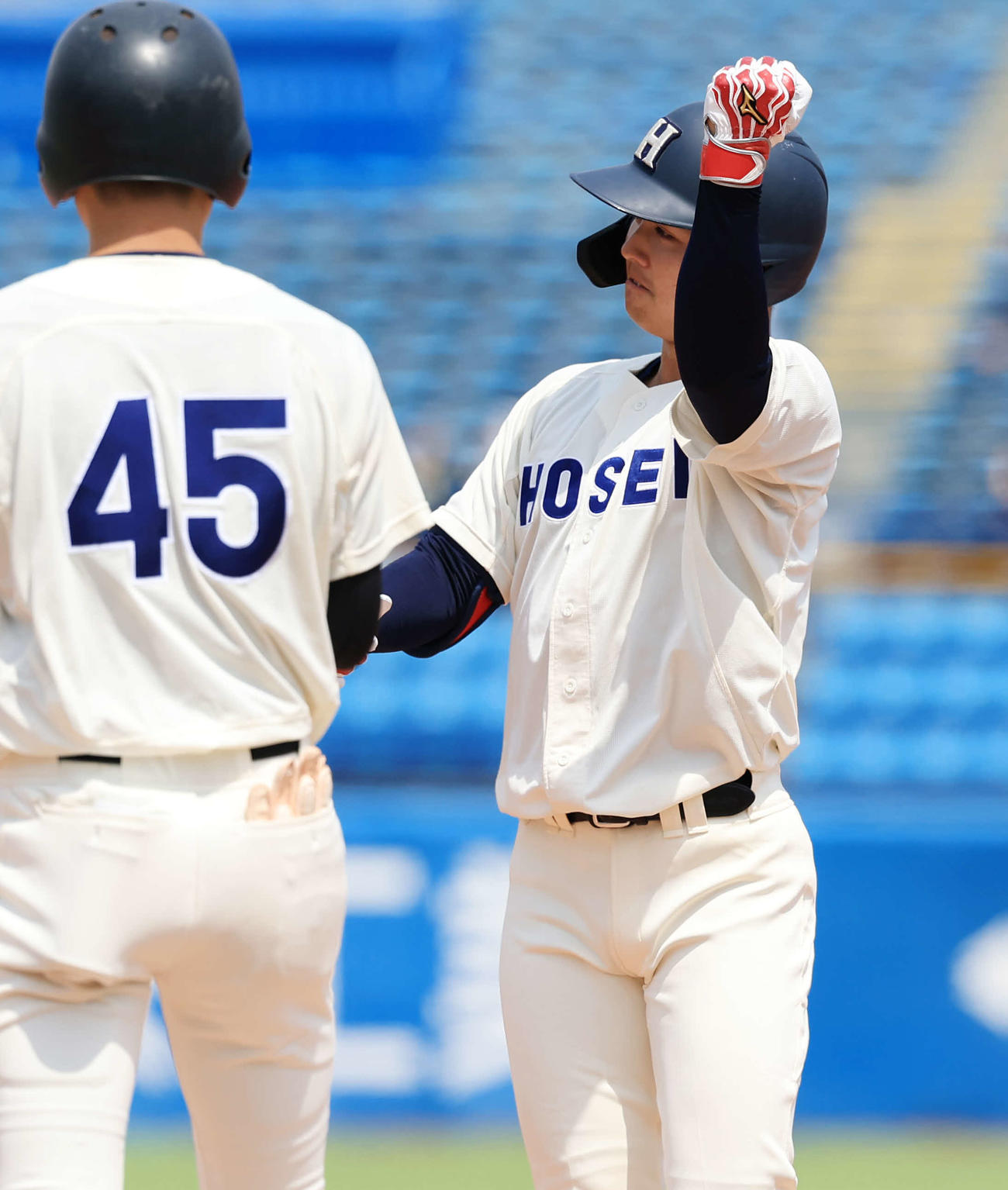 法大対立大　5回表法大無死三塁、吉鶴は左適時打を放ちガッツポーズ（撮影・浅見桂子）