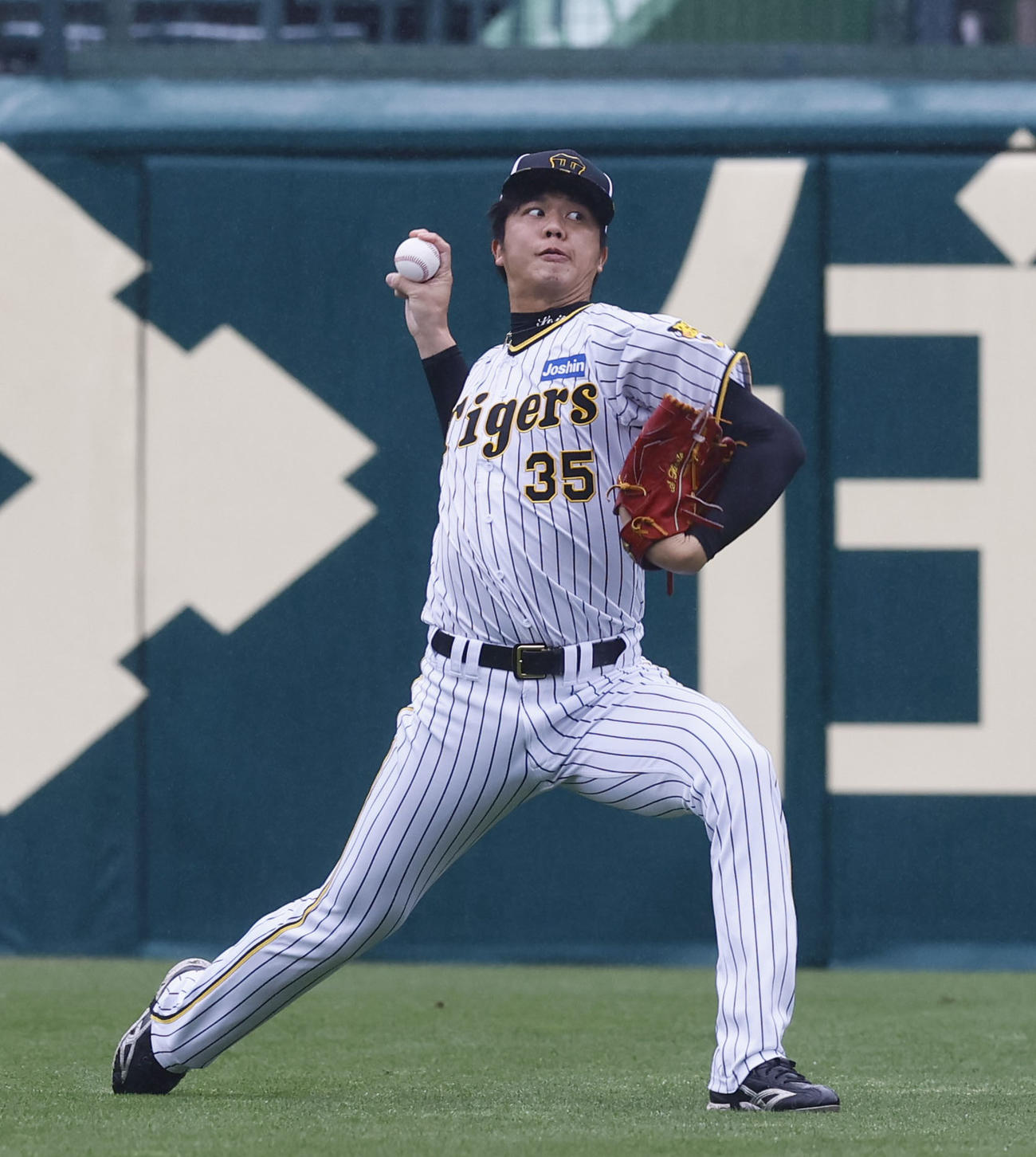 キャッチボールをする阪神才木（撮影・藤尾明華）